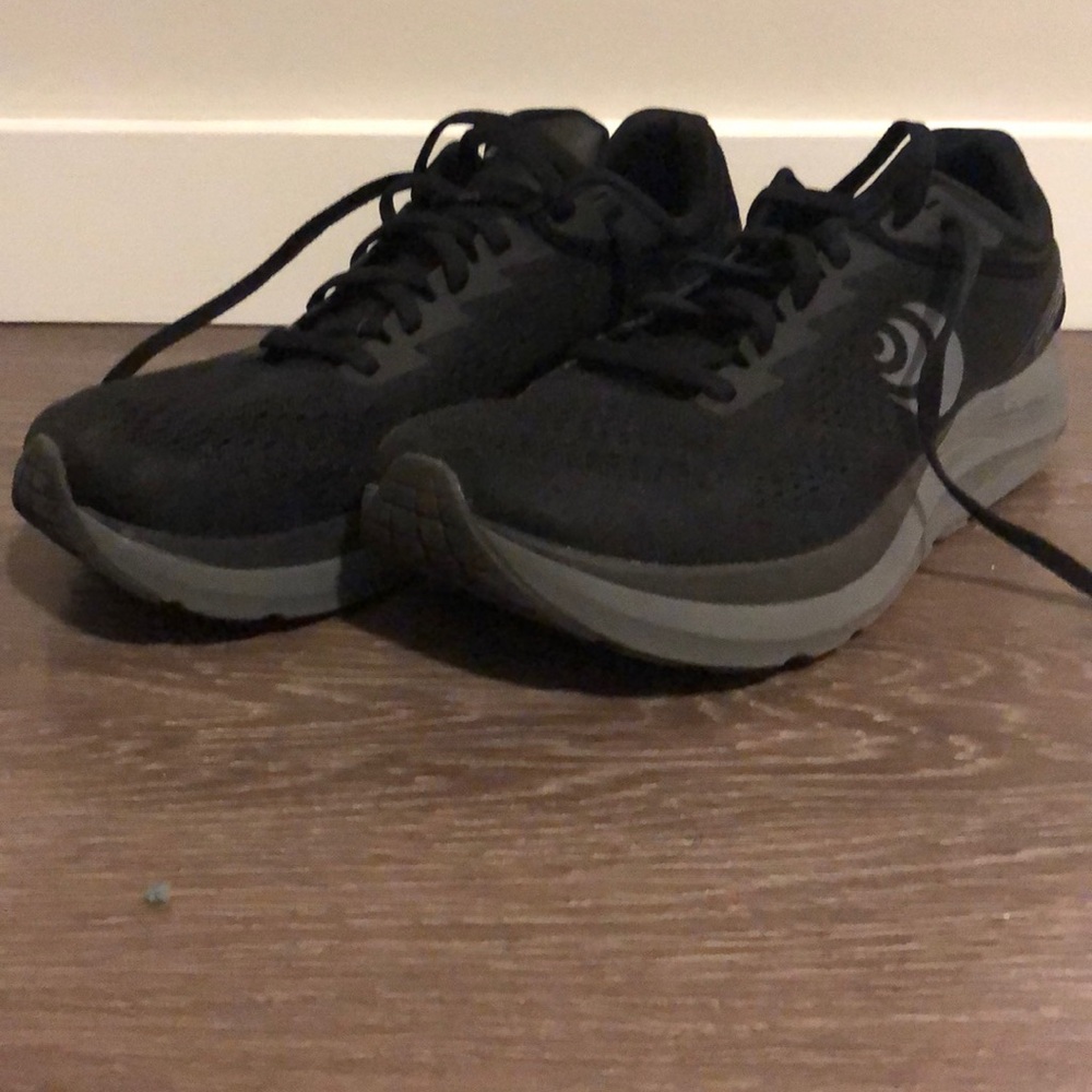 Topo Phantom 3 Sneaker - size 10.5. Black/Charcoal. Very good condition.